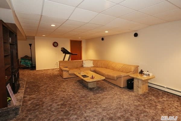 240 Willis Ave, Syosset