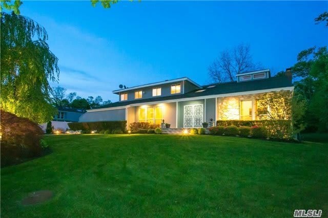 10 Golf Ct, Syosset