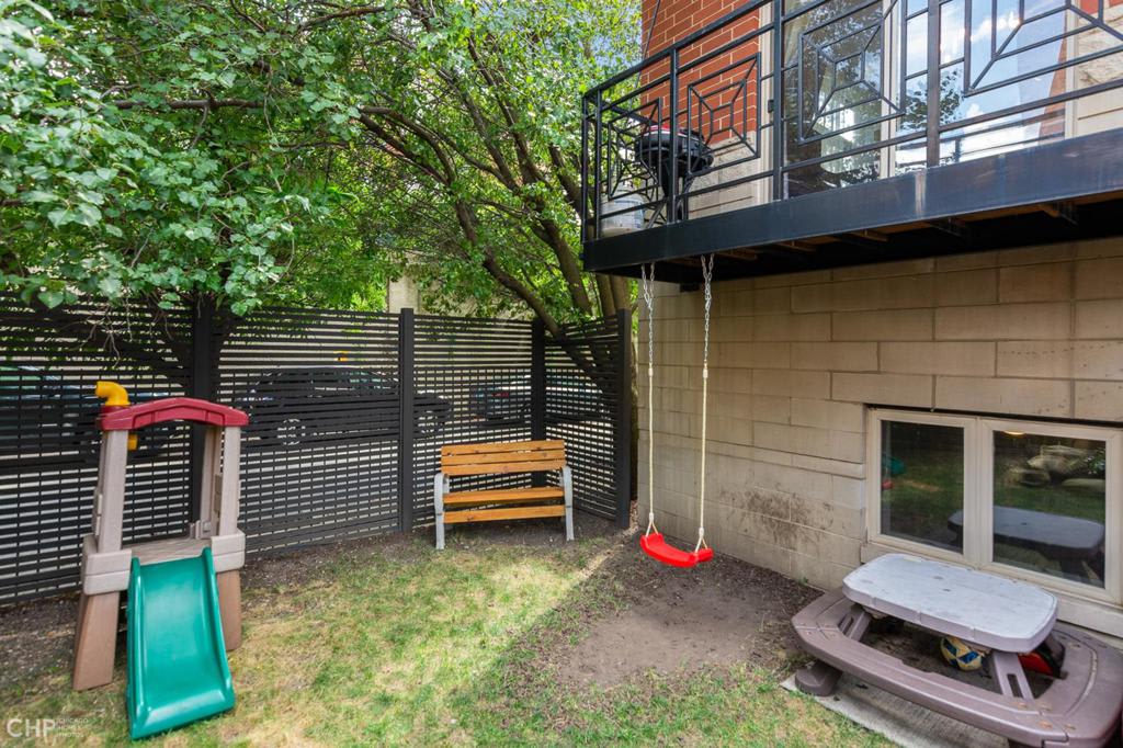 Spacious 606 Duplex: 2342 W. Bloomingdale #104