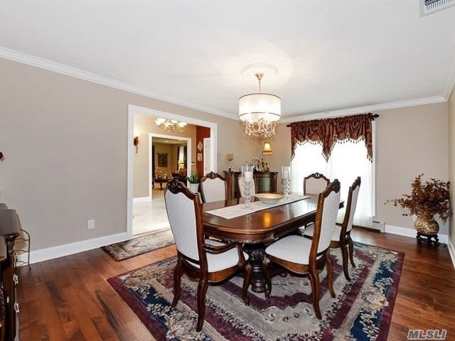 40 Stirrup Ln, Syosset