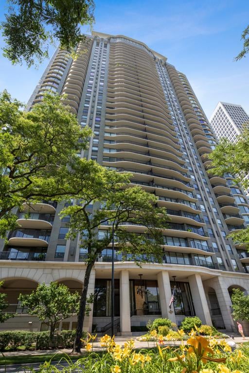 Premiere Gold Coast Condo: 1040 N. Lake Shore #18B
