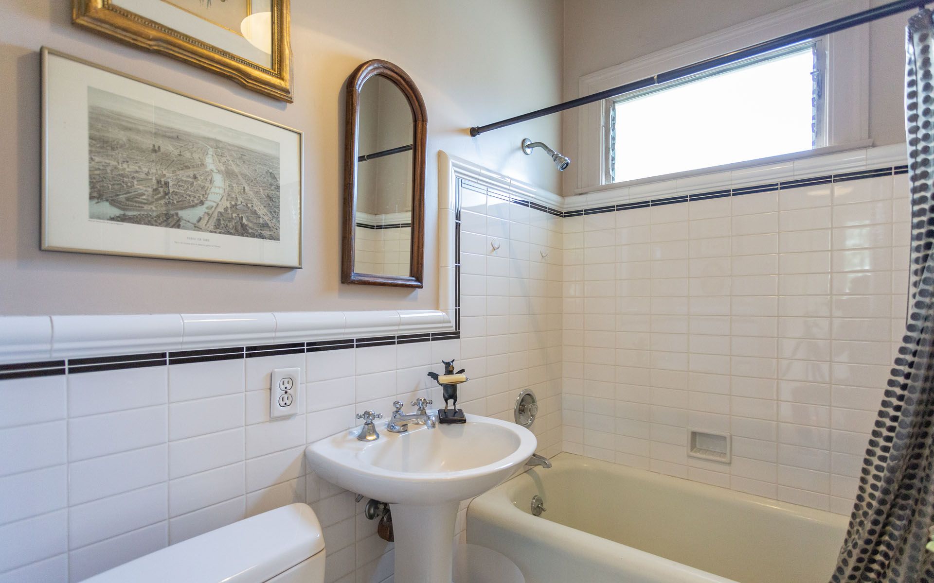 329 N Van Ness Ave, Larchmont