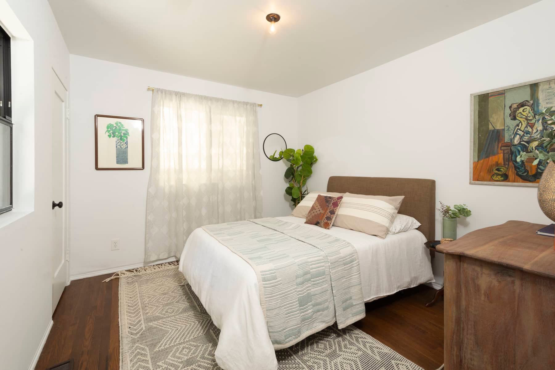 Silver Lake Hide-Away with Views and Guest Suite!
