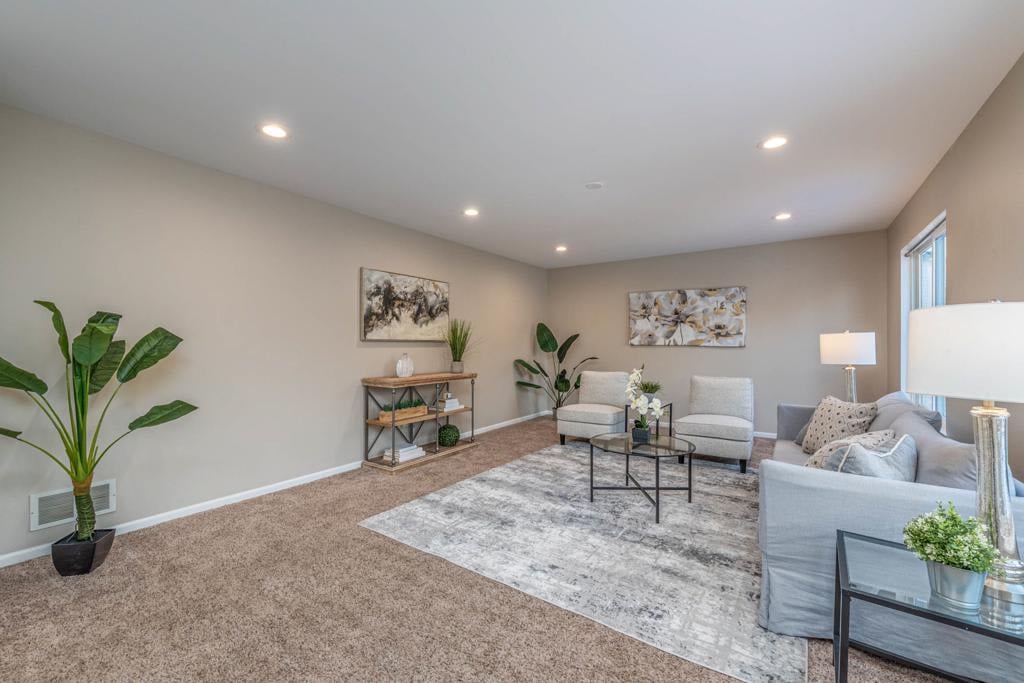 611 Woodbridge Dr 