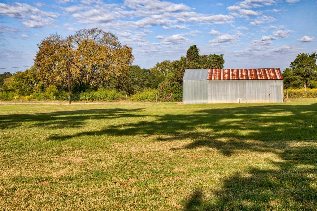 210 W Chatham St Bellville, Tx 77418