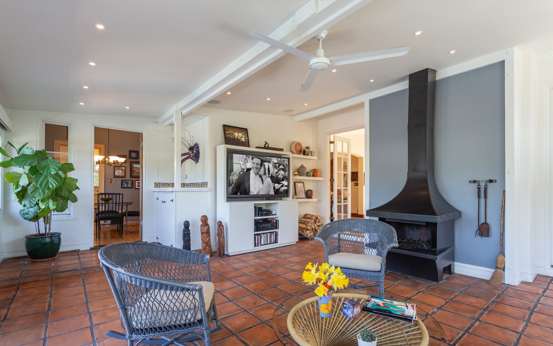 329 N Van Ness Ave, Larchmont