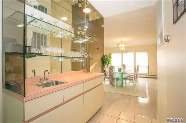 10 Golf Ct, Syosset