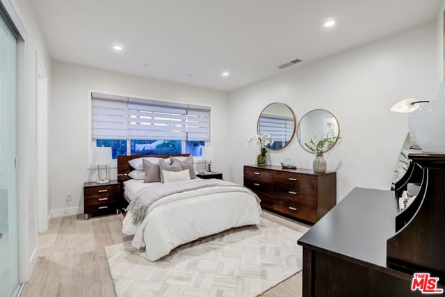 4450 Hayvenhurst Ave