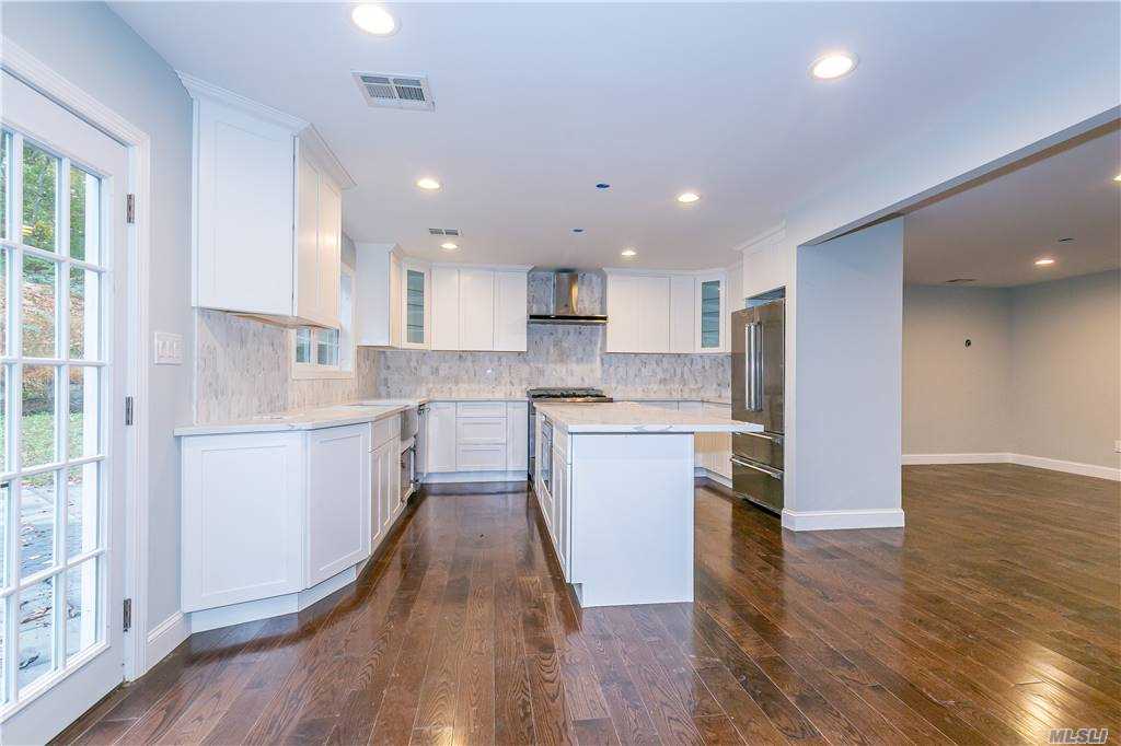 380 Woodbury Rd, Woodbury