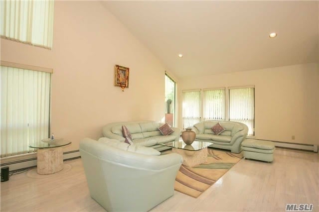 10 Golf Ct, Syosset