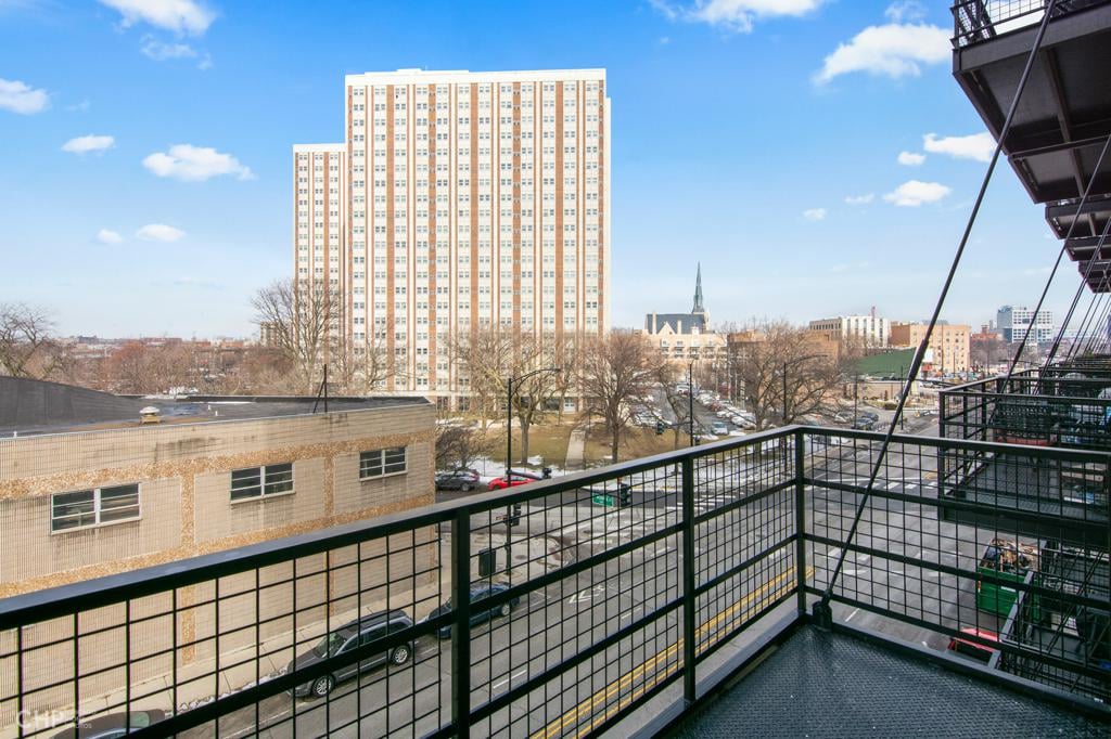 West Loop Loft: 1645 Ogden Ave, #420