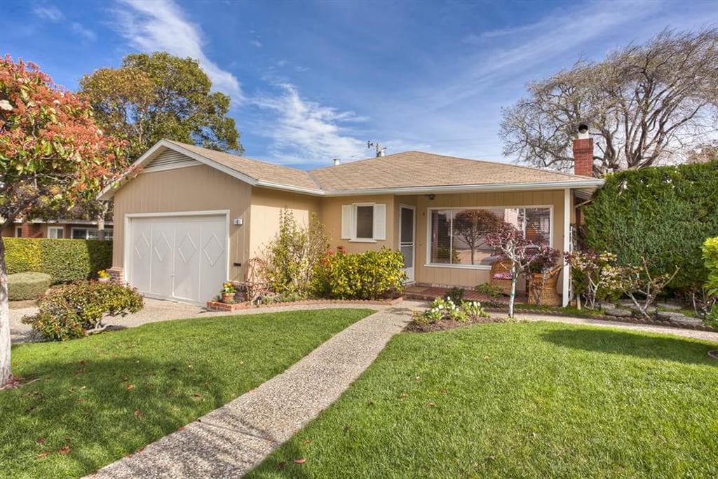 4 Queen Anne Ct