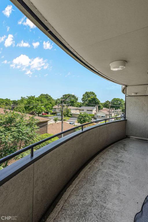 Lincolnwood Condo: 7201 N. Lincoln #310