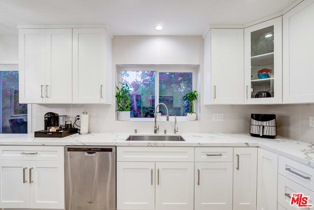 4450 Hayvenhurst Ave