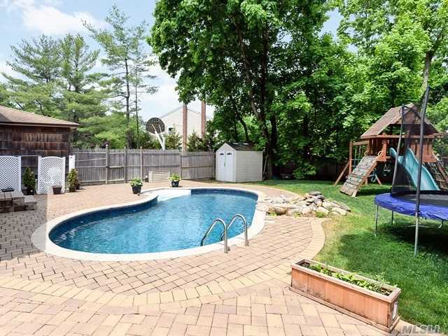 40 Stirrup Ln, Syosset