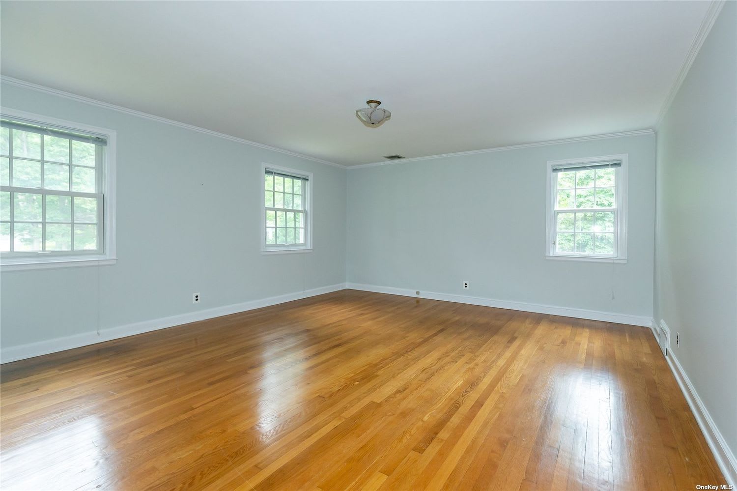 30 Colonial Dr, Huntington