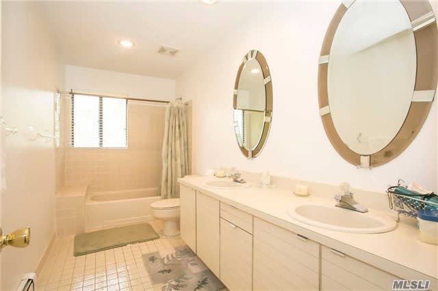10 Golf Ct, Syosset