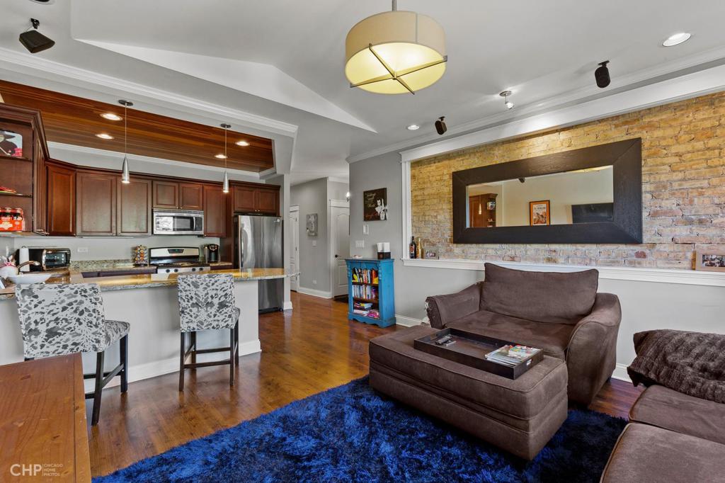 Perfectly Located Andersonville Condo: 5137 N. Ashland #3