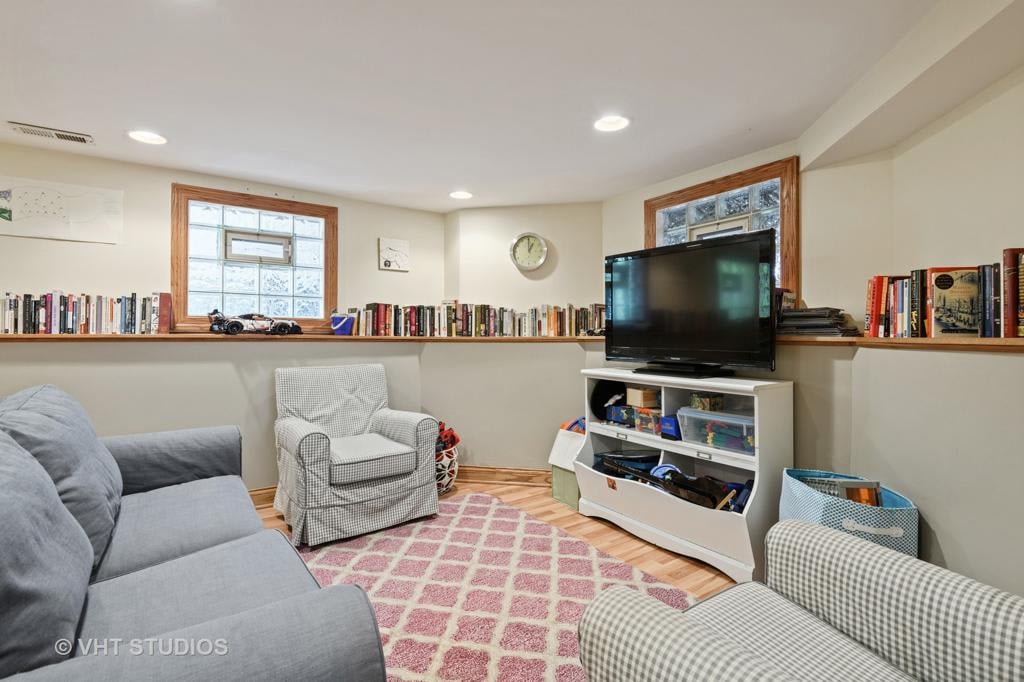 2126 W Summerdale Ave