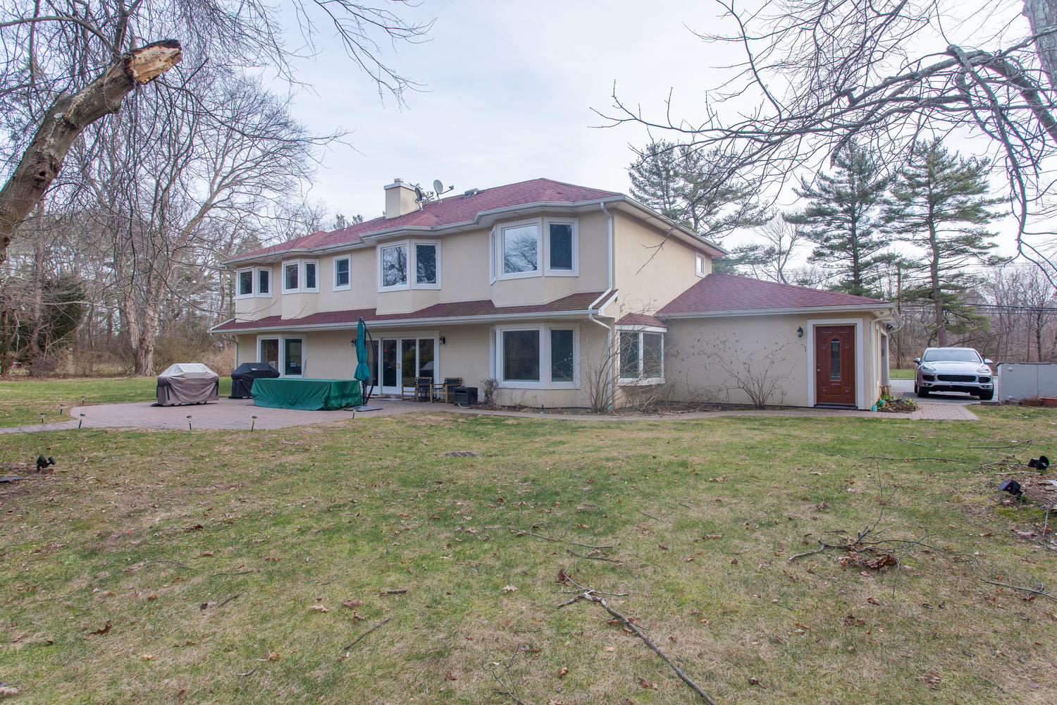 195 Cold Spring Rd, Syosset