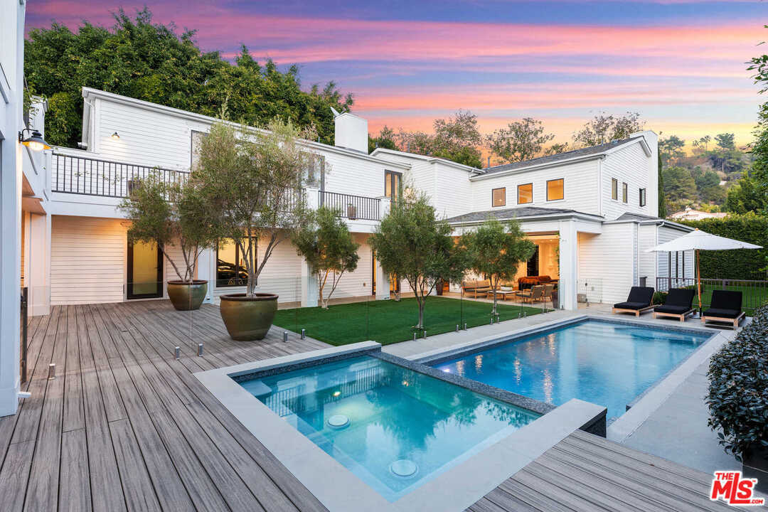 1387 N Doheny Dr