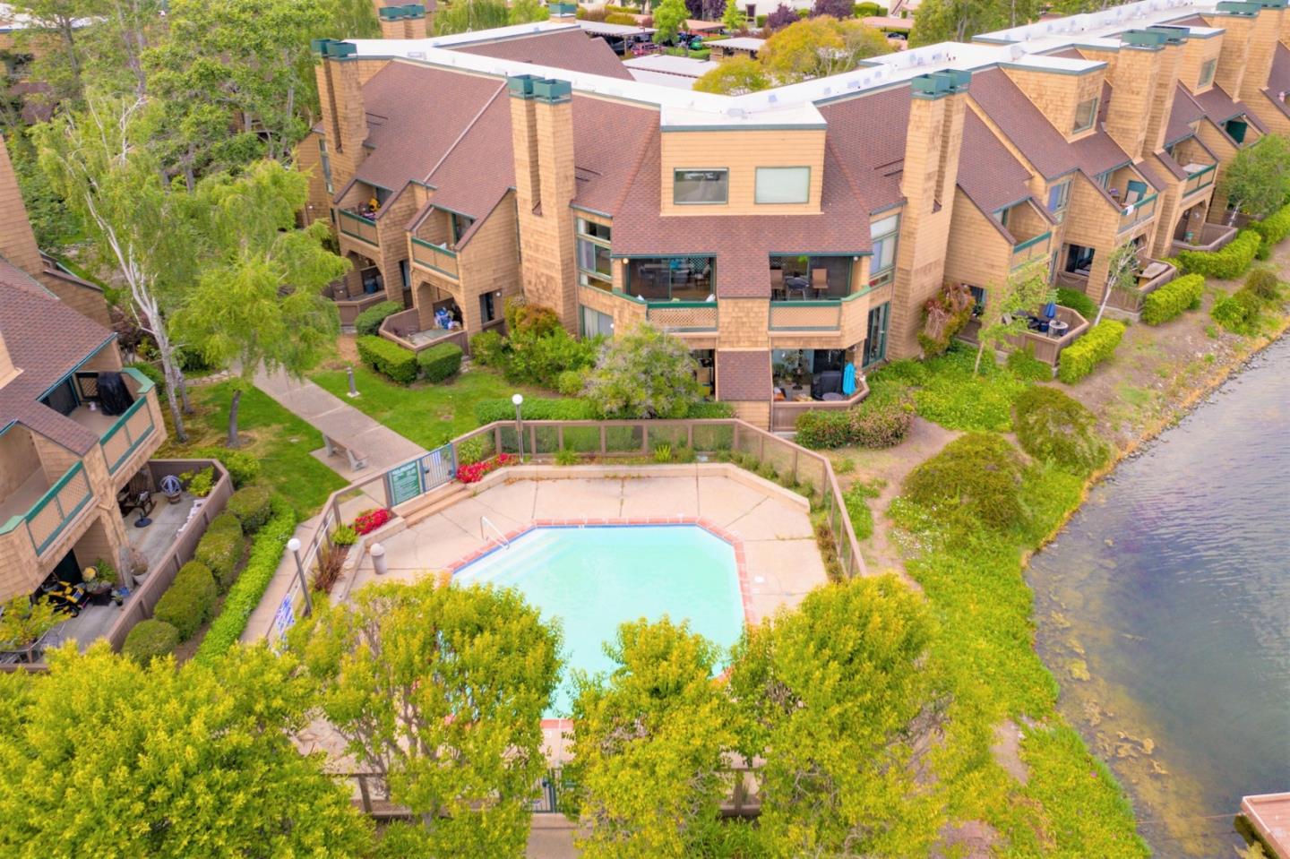 60 Cove Ln