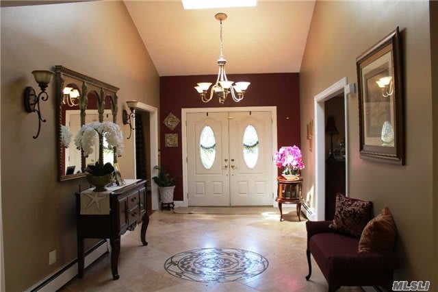 40 Stirrup Ln, Syosset