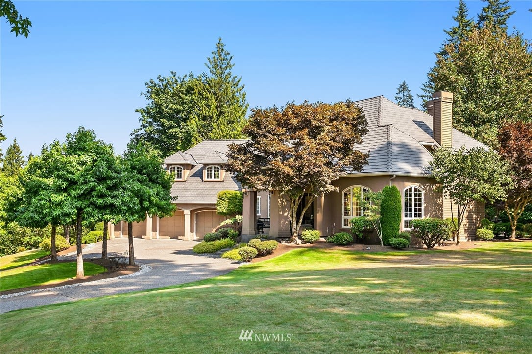 Estate home in Lake of the Woods