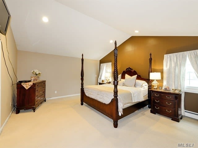 40 Stirrup Ln, Syosset
