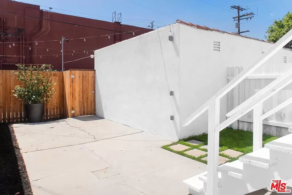 8472 Oakwood Ave
