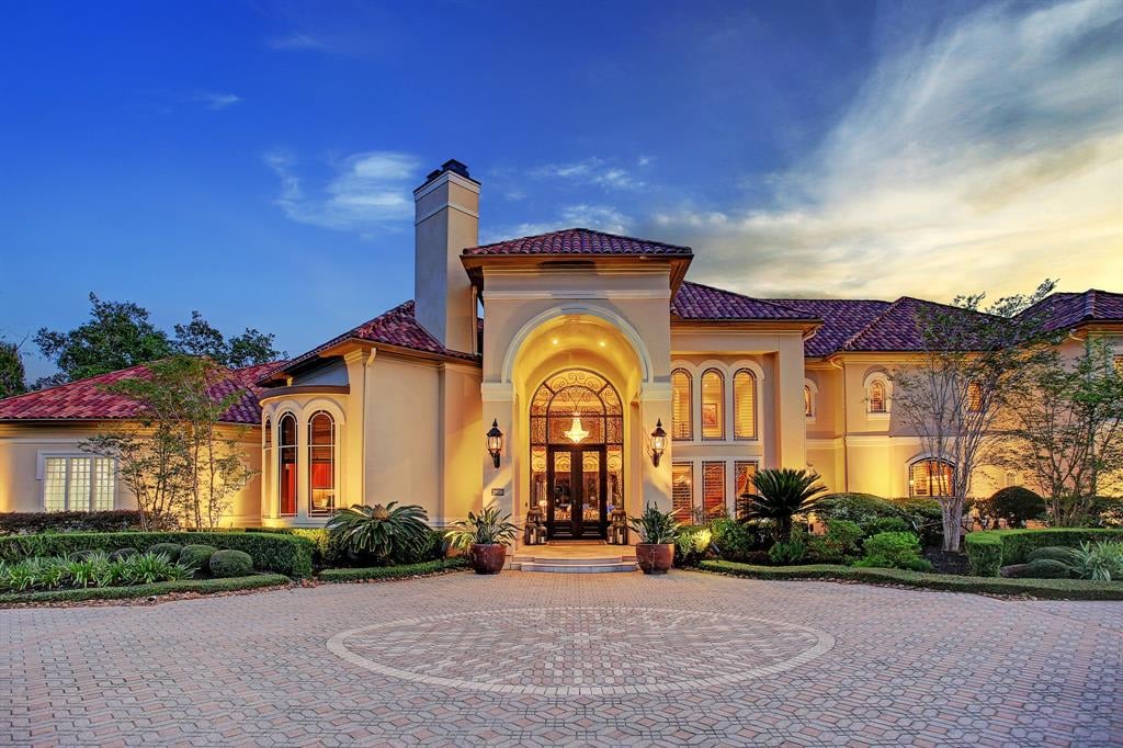 Showstopper in the Prestigious Lakeforest of Kelliwood in Katy