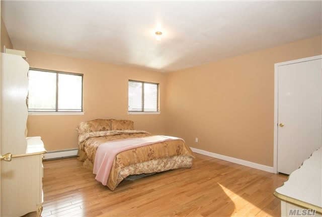 10 Golf Ct, Syosset