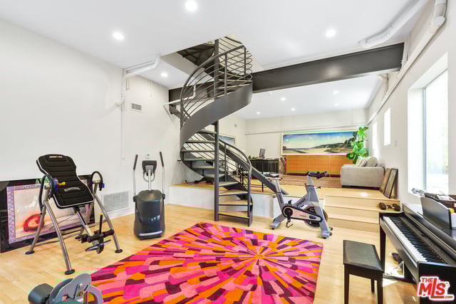 7548 Mulholland Dr