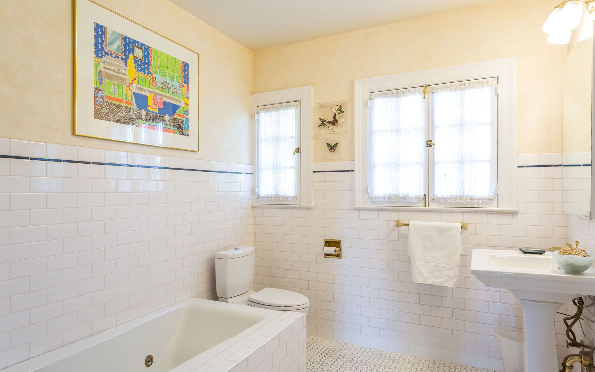 329 N Van Ness Ave, Larchmont