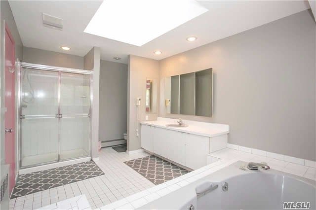 10 Golf Ct, Syosset