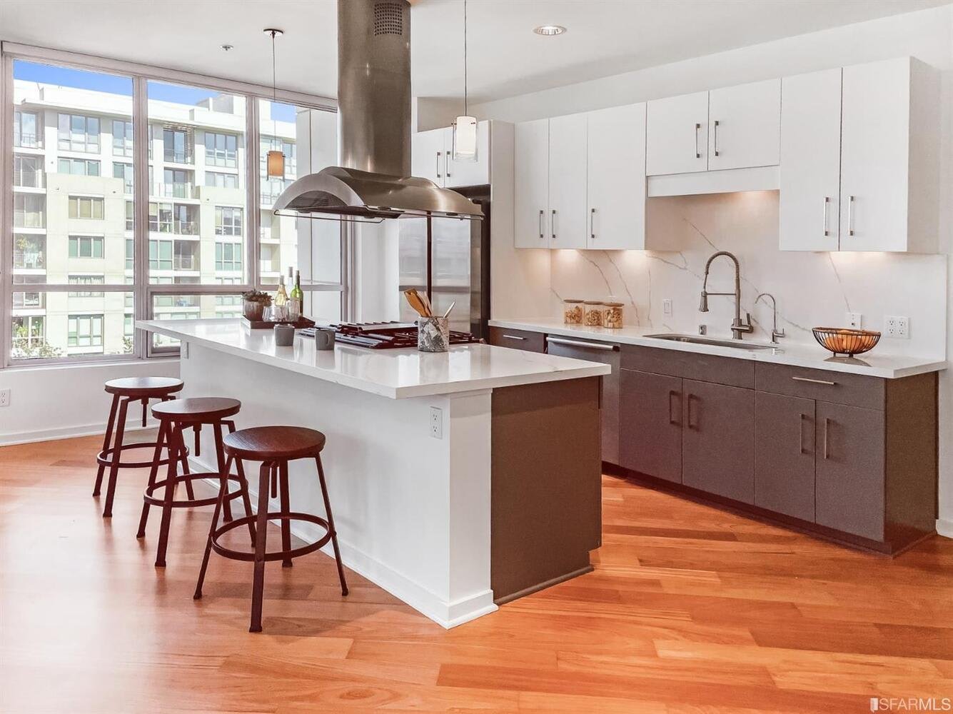 Renovated Park Terrace: 2 bedroom corner home with wrap-around balcony
