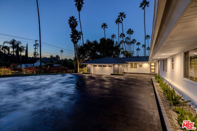 4450 Hayvenhurst Ave