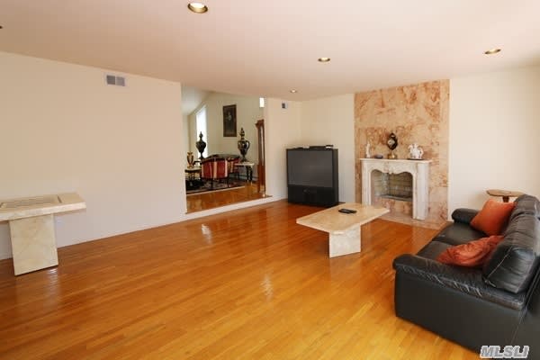 240 Willis Ave, Syosset