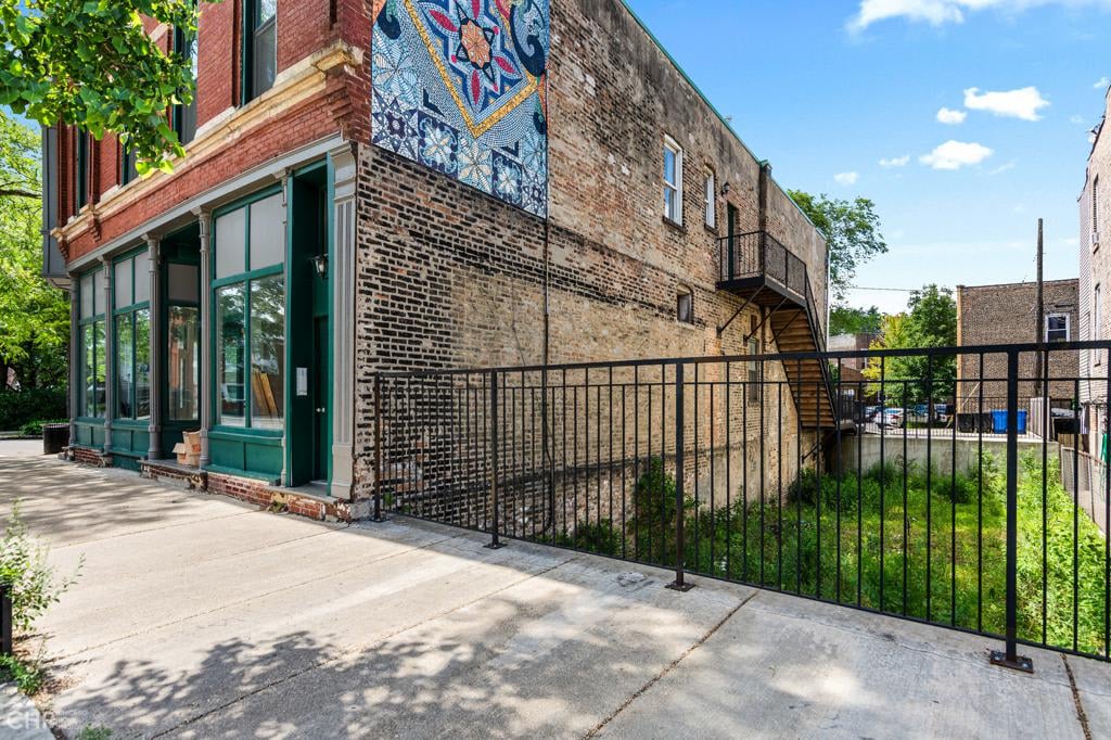 Pilsen Multi-Unit: 2451 S. Oakley