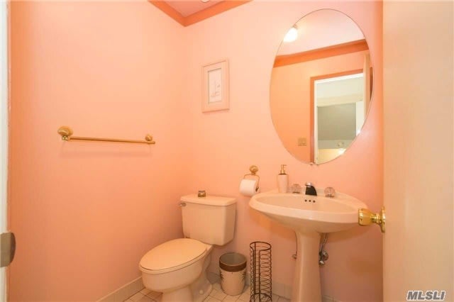 10 Golf Ct, Syosset