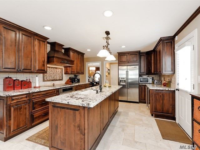 40 Stirrup Ln, Syosset