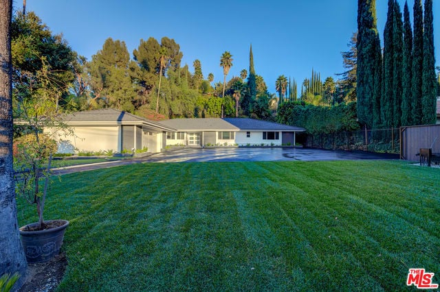 4450 Hayvenhurst Ave