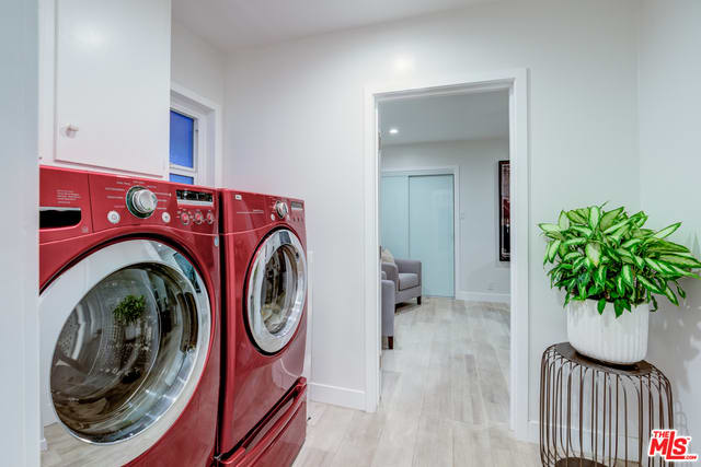 4450 Hayvenhurst Ave