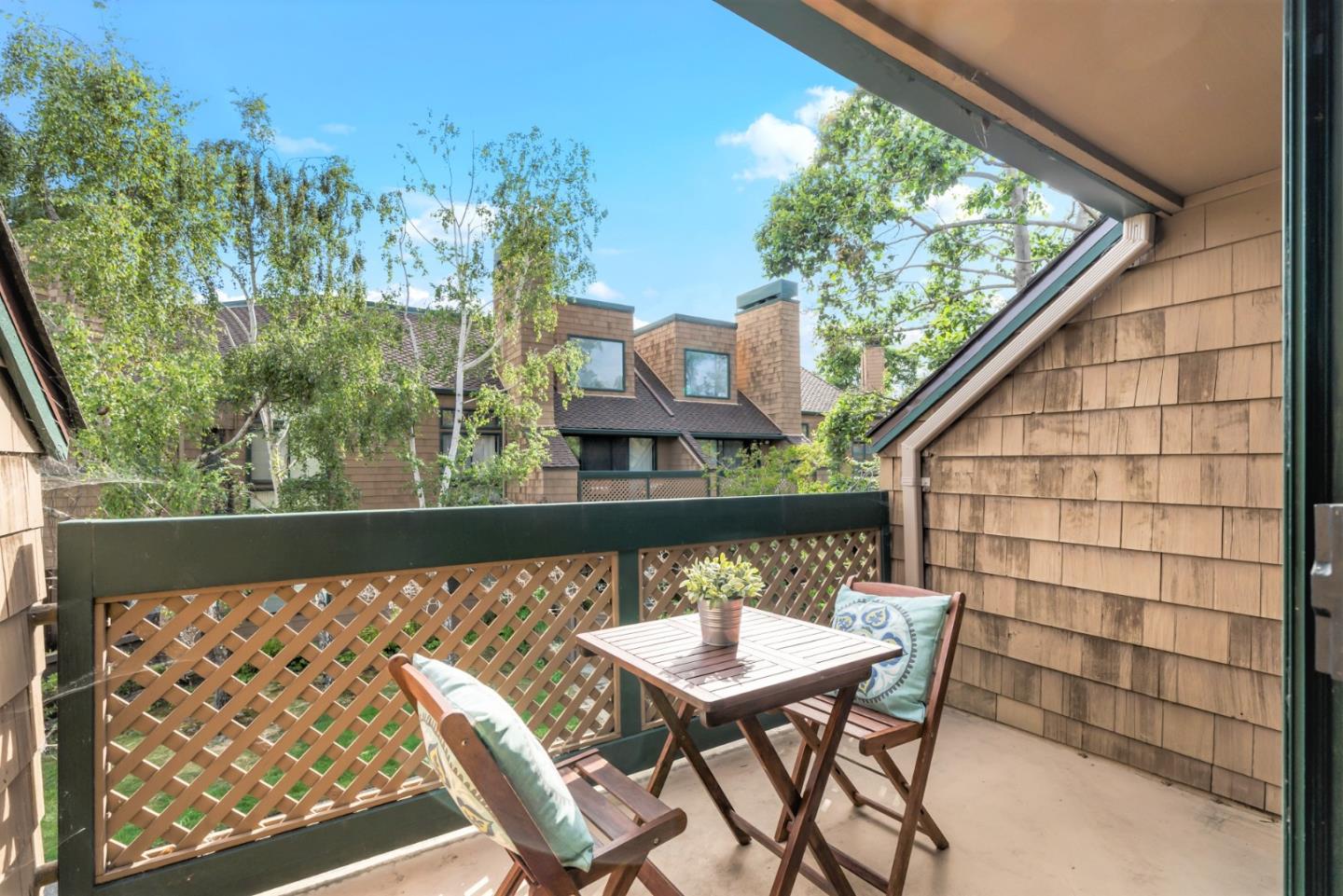 60 Cove Ln