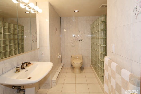 240 Willis Ave, Syosset