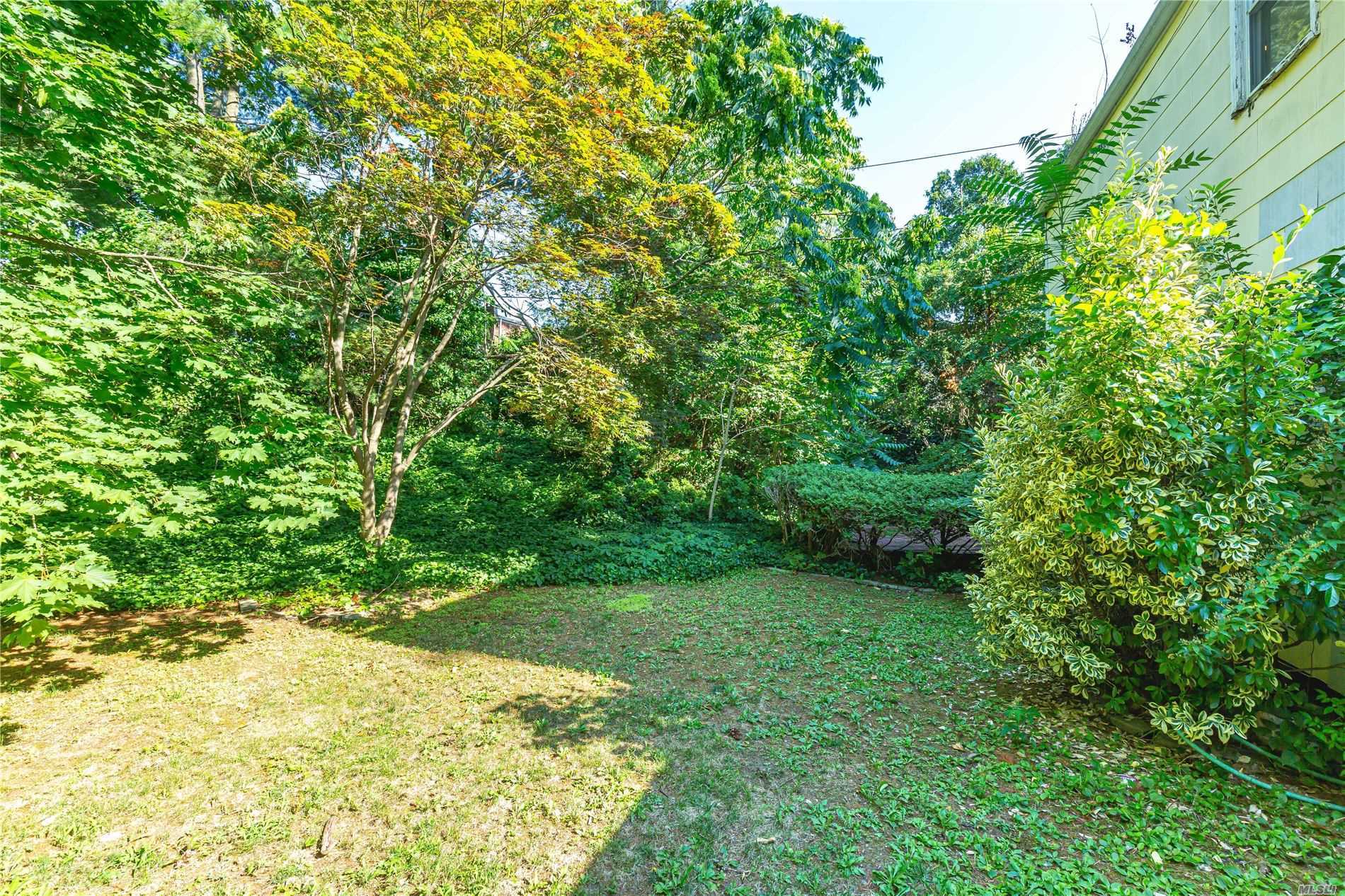 122 Deepdale Pkwy, Roslyn Heights