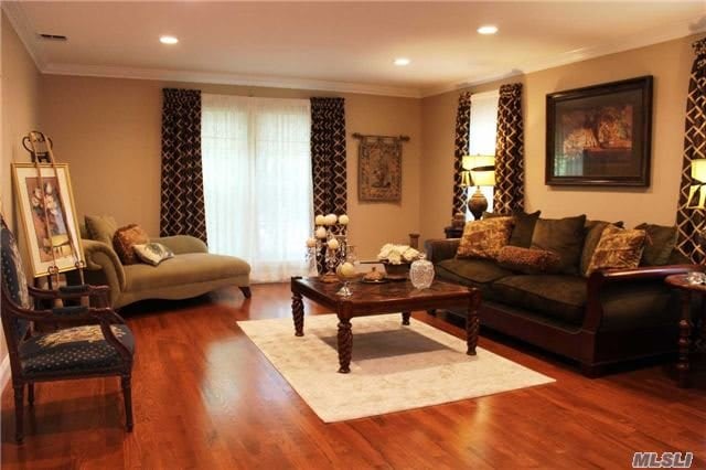 40 Stirrup Ln, Syosset