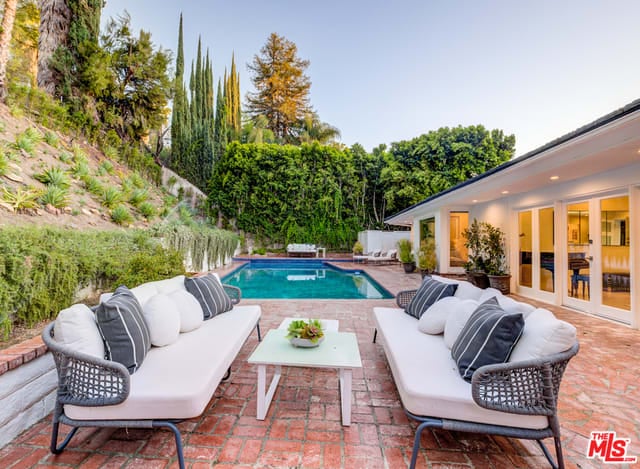 4450 Hayvenhurst Ave