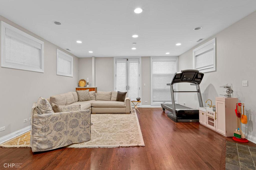 606 Bucktown Home: 2116 W. Churchill 