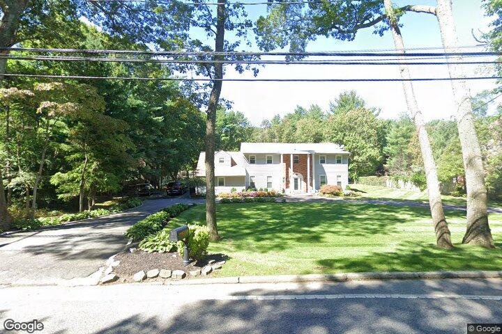 626 Caledonia Rd, Dix Hills